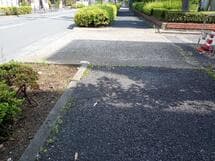 歩道の穴ぼこ